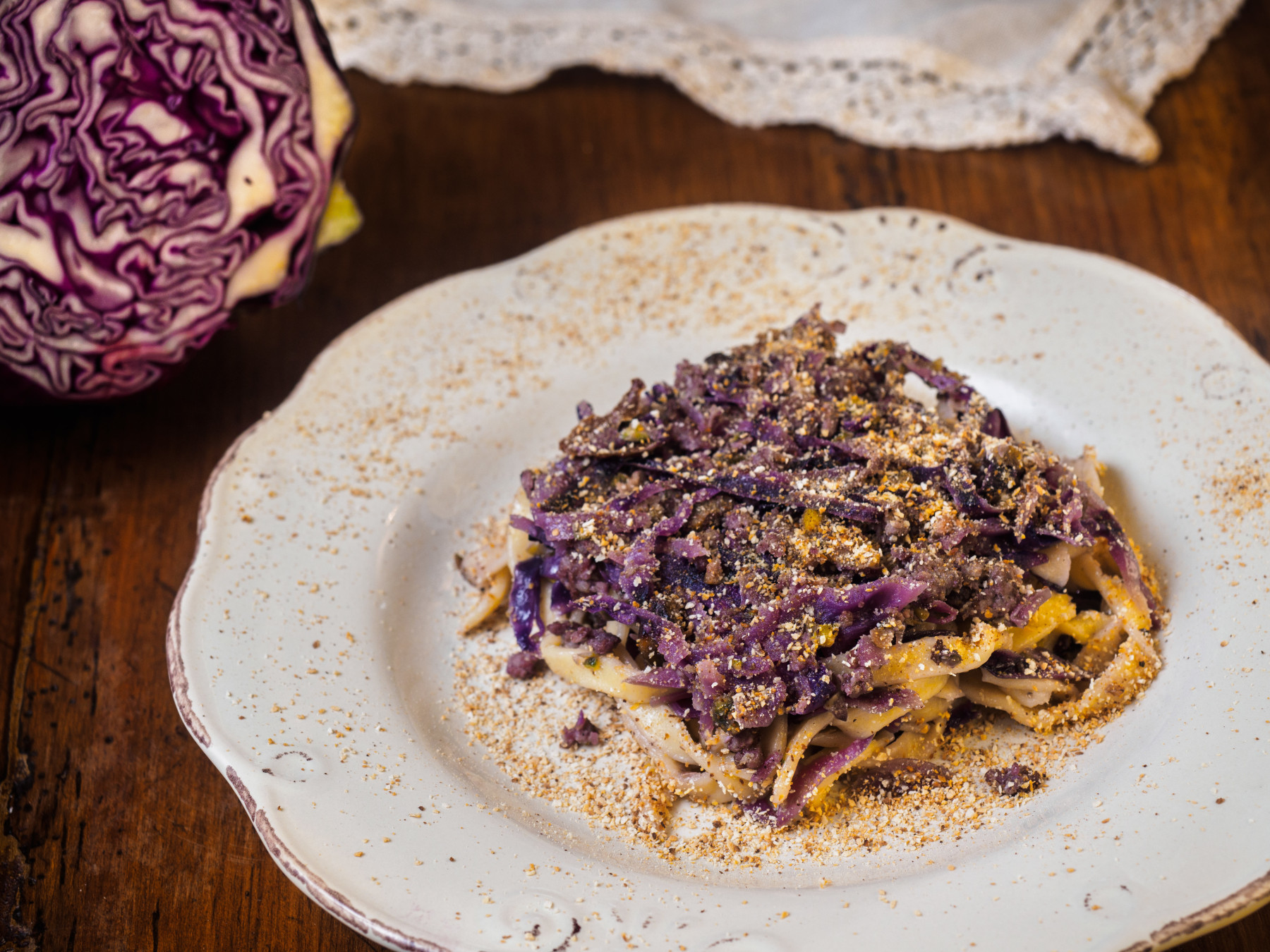 Il Moderno - Sagne al cavolo viola, salsiccia e pistacchi