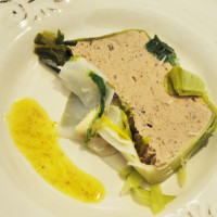 Terrina di coniglio in crosta di porri e vinaigrette all'arancia