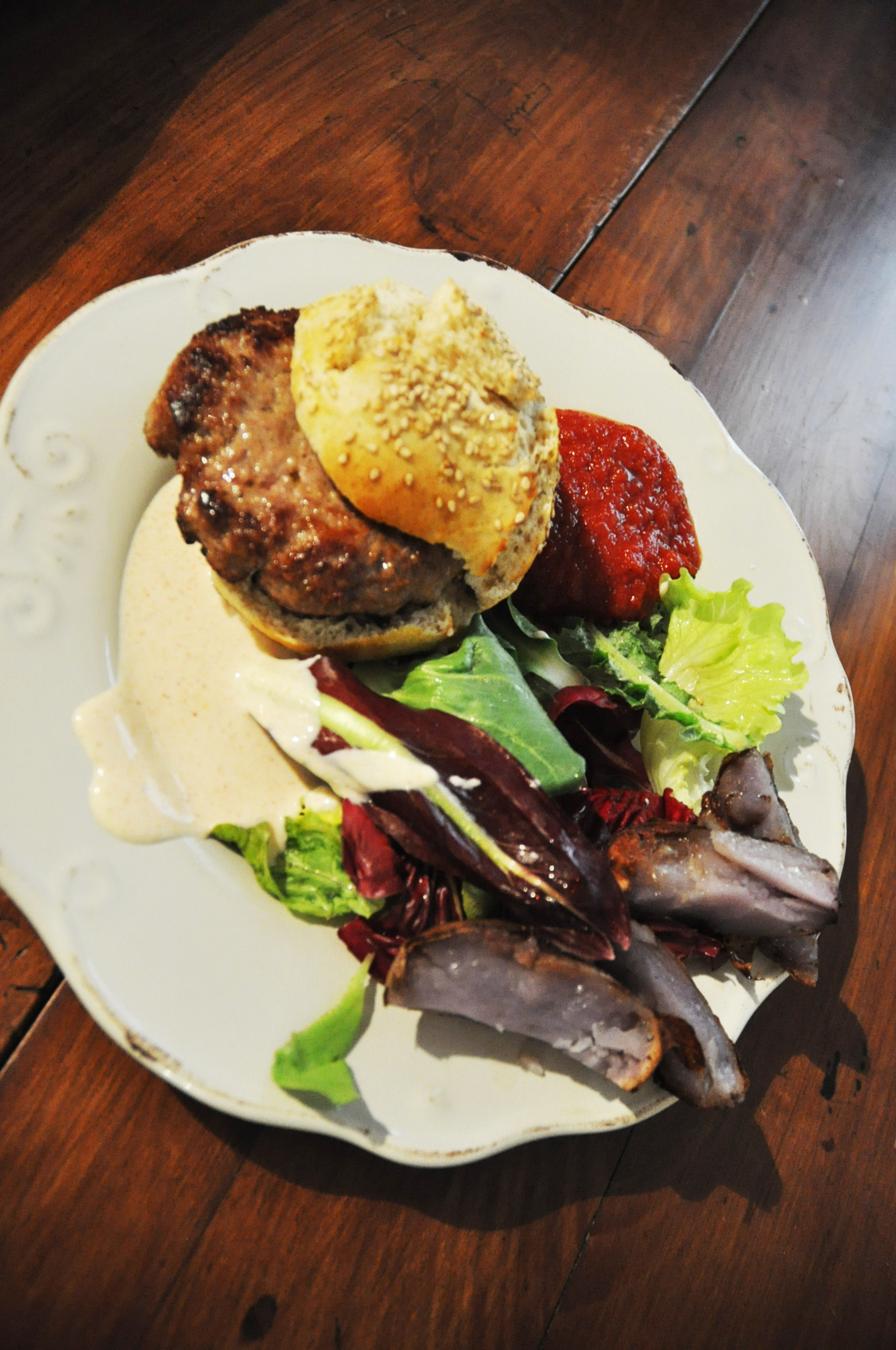 Hamburger di chianina con salse e pane fatti a mano