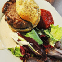 Hamburger di Chianina con salse e pane fatto a mano